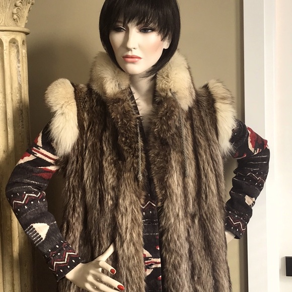 STUNNING FULL LENGTH VEST IN RACCOON & FOX FUR - Picture 2 of 8